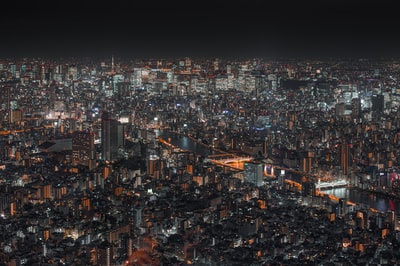 夜晚城市景观的顶视图